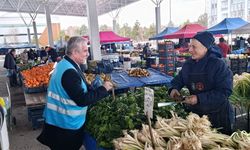 Pazarda hurma ve  imsakiye dağıtıldı