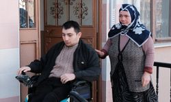 Fedakâr anne hayatını adadığı  engelli oğlunun eli ayağı oluyor