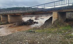 Çorum’da ayağı yıkılan köprü ulaşıma kapatıldı