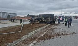 Çorum’da devrilen kamyonetteki 3 kişi küçük sıyrıklarla kurtuldu