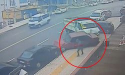 Kamyonet 4 araca çarptı: Kaldırımda yürüyen yaya ölümden döndü! İşte o görüntüler