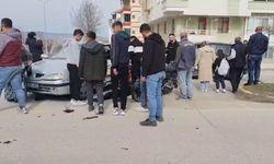 Yola savrulan sürücü ve yolcu yaralandı