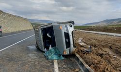 Çorum’da hafif ticari araç devrildi: 2 yaralı