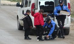 Çorum'da polis abileri ihtiyaç sahibi çocukları hediyeleriyle sevindirdi