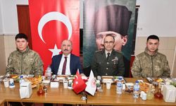 Mehmetçiklerle iftar  sofrasında buluştular