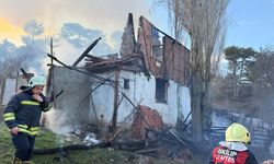 2 katlı ev, samanlık ve  traktör yangında kül oldu