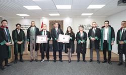 2 avukat cübbe giydi