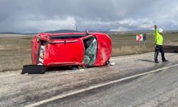 Takla atan otomobildeki  3 kişi yaralandı