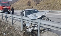 Çorum’da bariyerlere çarpan otomobilin sürücüsü yaralandı