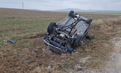 Kayganlaşan yolda otomobil şarampole devrildi: 1 yaralı