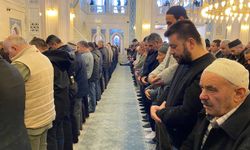 Ramazan’ın son Cuma’sında  vatandaşlar camilere akın etti