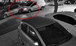 Çorum’da park halindeki araçlara çarpan sürücü olay yerinden kaçtı! İşte o anlar