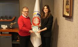 Hande Çenesiz Er Başaranhıncal’a kitabını hediye etti