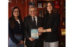 Hande Çenesiz Er, kitabını armağan etti