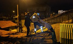 Alkollü genç polisten kaçmak için evlerin çatısına çıktı