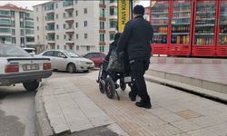 Engelli vatandaşın yardımına koştu