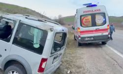 Araç tarlaya devrildi: Baba ile kızı yaralandı