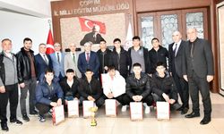 Cemil Çağlar şampiyon futsalcıları ödüllendirdi