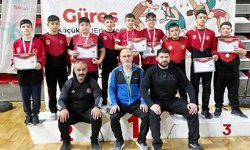 Güreşçilerden altı final bileti