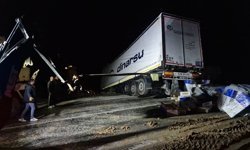 Alaca’da TIR devrildi, yol saatlerce ulaşıma kapandı