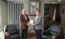 Prof. Işık, Başaranhıncal’a kitabını hediye etti