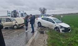 Çorum’da iki otomobil çarpıştı: 3 yaralı