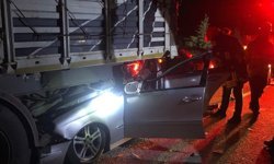 Otomobil park halindeki TIR’a çarptı, köy muhtarı ağır yaralandı