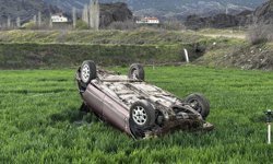 Devrilen otomobilin  sürücüsü yaralandı