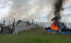 Ağıl ve saman balyaları alev alev yandı