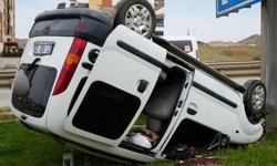 Motosiklete çarpan hafif  ticari araç takla attı