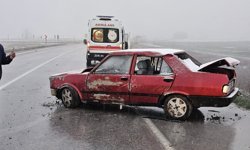 Otomobil tabelaya çarptı: 1 yaralı