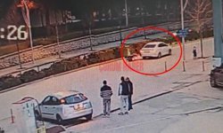 Çorum'da bir anlık dikkatsizlik kaza getirdi! Motosiklet sürücüsünün hastanelik olduğu kaza kamerada