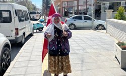 75 yaşındaki Satı teyzenin  bayrak sevgisi