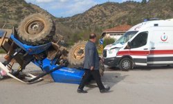 Traktör ile ambulans çarpıştı: 1 yaralı