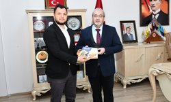 Çağlar’a kitabını hediye etti