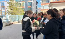 Öğretmenlerini çiçeklerle karşıladılar