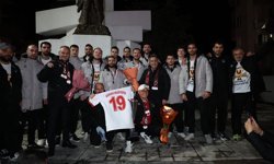 Efelere coşkulu karşılama