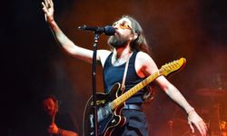 Konser alanında  gençlik coşkusu