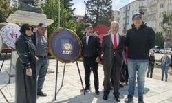Eğitim-İş ve ADD’den  Anıt’ta çelenk töreni