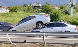 Çorum'da zincirleme kazada araç diğer aracın üzerine çıktı