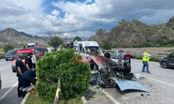 Otomobil bariyerlere çarptı! Görenler yardıma koştu