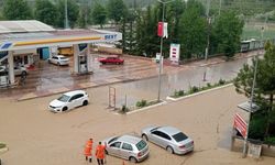 Sağanak ve dolu iki ilçeyi vurdu