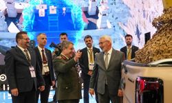 Genelkurmay Başkanı Selçuk Bayraktaroğlu MKE standında