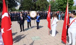 Ata’nın huzuruna çelenk bıraktılar