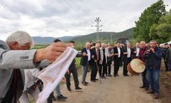 Vali ve Başkan'dan köy meydanında halay