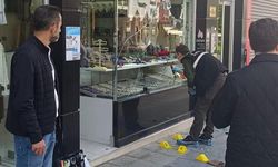 Camlarını kırdı, vitrindekileri çaldı