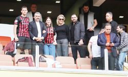 Balçık ailesiyle izledi,  kupayı taraftarla kaldırdı