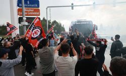 Taraftarlar şampiyon takımlarını coşkuyla karşıladı