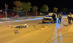 Çorum'da trafik ışıklarında bekleyen otomobile çarpan sürücü kaçtı: 2 yaralı