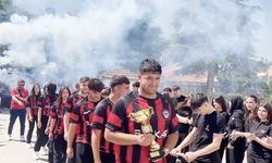 Türkiye şampiyonu olan öğrencilere meşaleli karşılama
